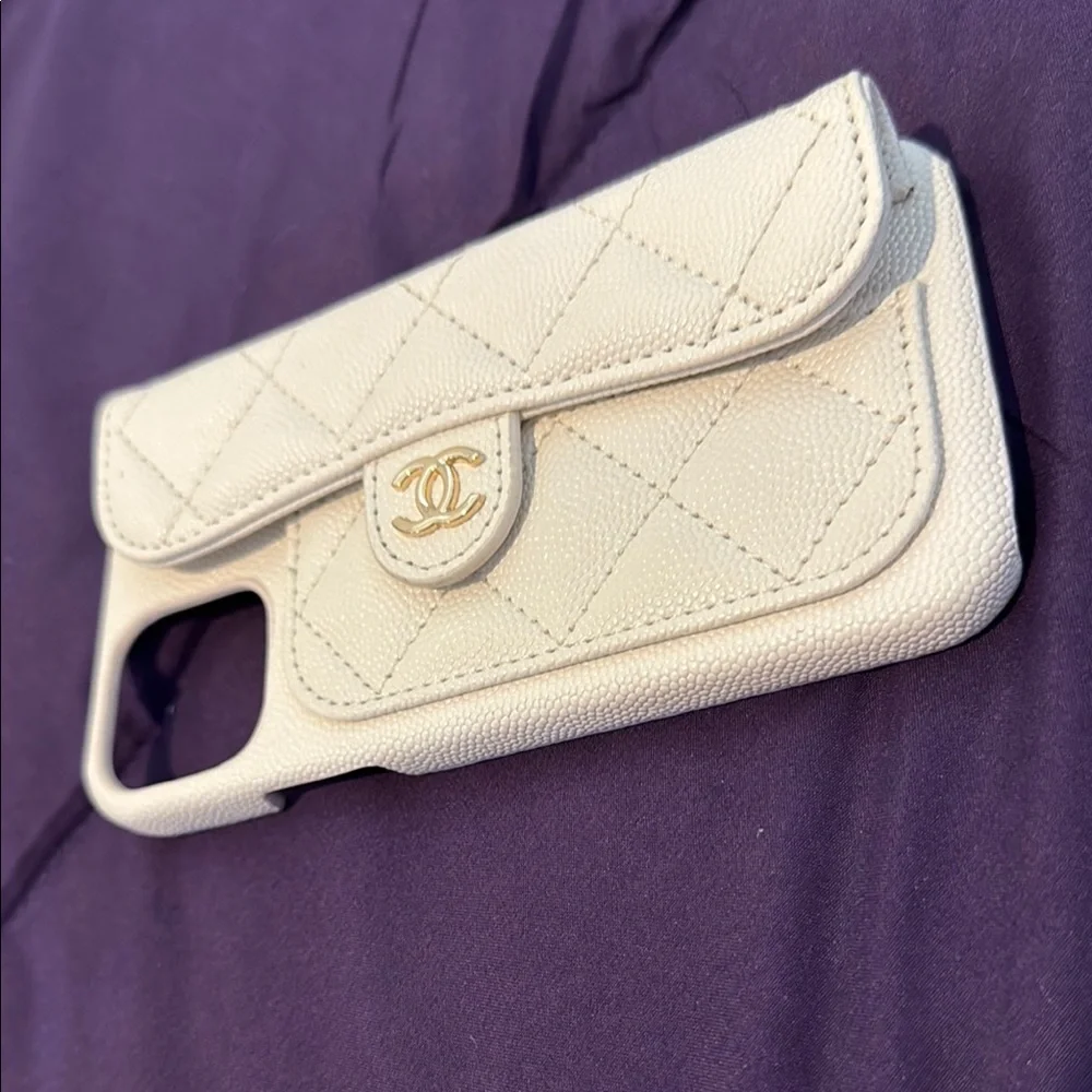 Cream Quilted Phone Case - Picture 2 of 5
